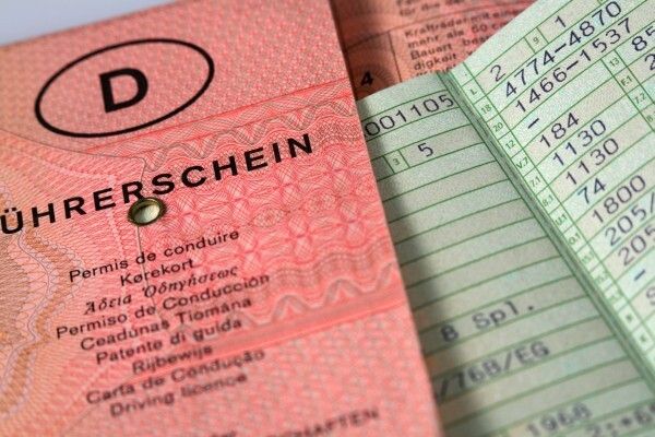 Neue Führerscheine gelten ab 2013 nur noch 15 Jahre (Bild: Rainer Sturm, pixelio)