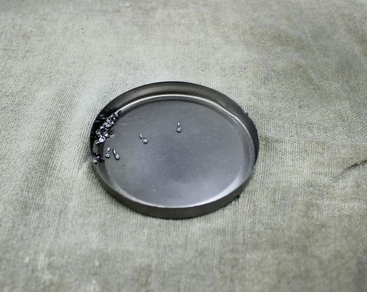 Die Löffelteile einer Biopsiezange im Einzelnen. Günter Stoffel Medizintechnik fertigt diese filigranen Medizinkomponenten aus Edelstahl oder Titan an. (W&R / Zikomm)