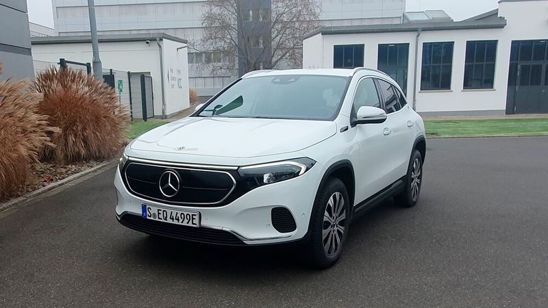 Vom GLA unterscheidet er sich in erster Linie durch seine typisch runde EQ-Front.  (Bild: Rosenow – »kfz-betrieb«)