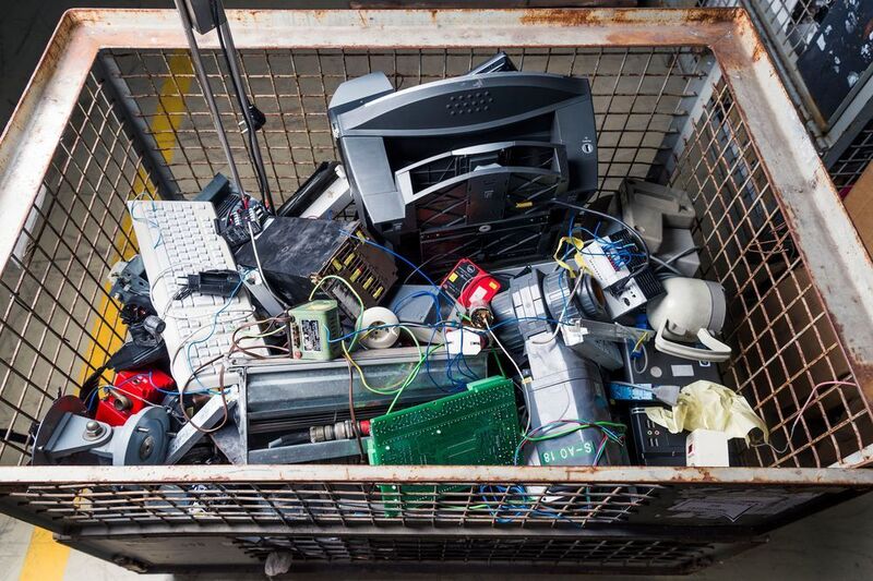Elektroschrott beim Recycling wieder in seine Ausgangsmaterialien zerlegen zu können schont Ressourcen. (Amadeus Bramsiepe, KIT)