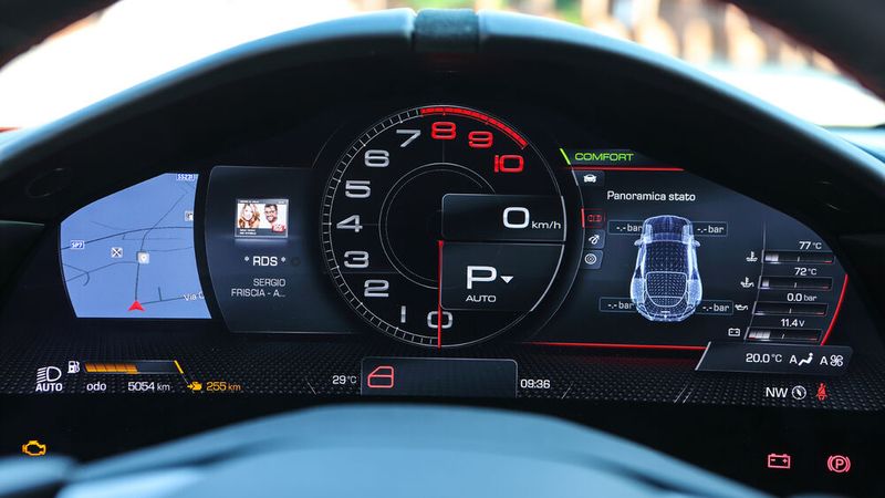 Das Cockpit ist komplett digitalisiert. (Bild: Ferrari)