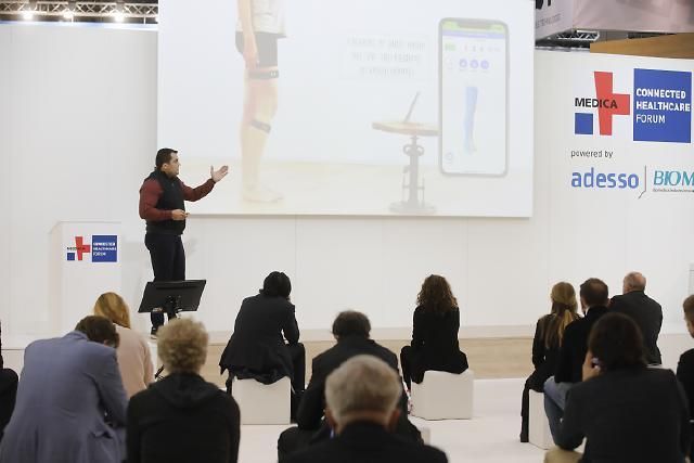 Ein weiteres Highlight der MEDICA 2021: De MEDICA Start-up COMPETITION der `Healthcare Innovation Worldcup´. Im Rahmen des Wettbewerbs pitchen Startups um die beste Lösung für das `Internet of Medical Things´. Mehr als 300 Entwicklerteams hatten sich für das Finale beworben. 12 Startups wurden von der Fachjury für das Finale im Rahmen der MEDICA 2021 ausgewählt. Die Sieger 2021 sind: 1. Implandata Ophthalmic Products GmbH (Deutschland), 2. GPX Medical (Schweden), 3. Esper Bionics (Ukraine) (Messe Düsseldorf, Constanze Tillmann)