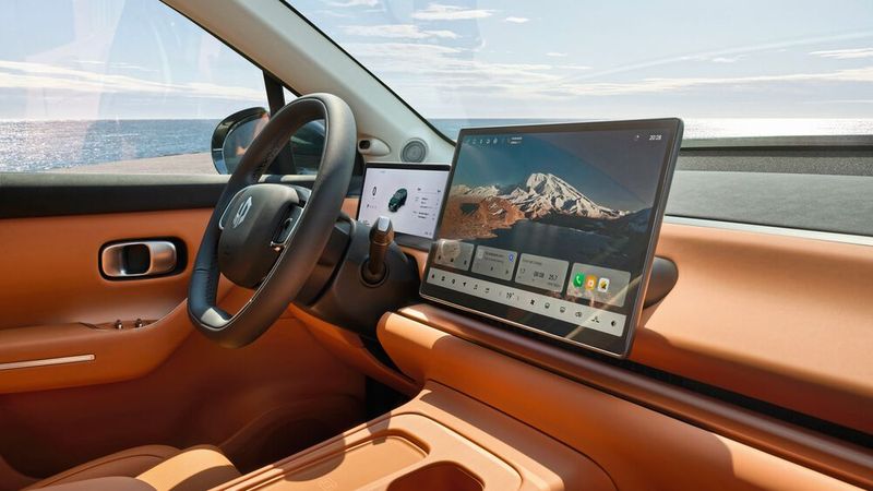 Edel reduzierter Innenraum – den extremen Fokus auf ein großes Display liebt oder hasst man.   (Bild: Stellantis)