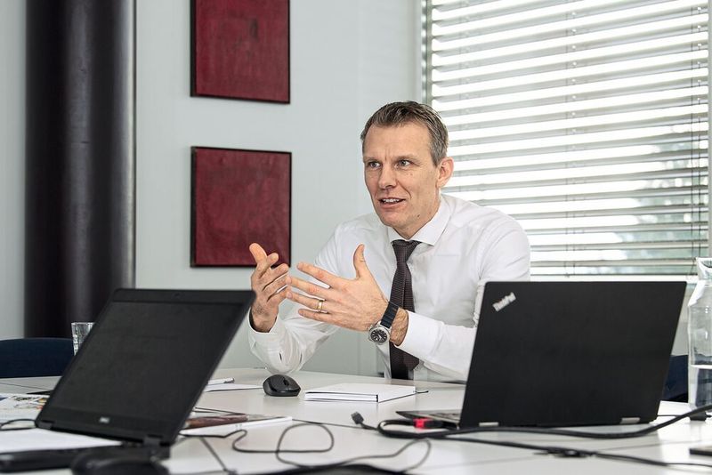 «Es wird zu Verschiebungen kommen. Unternehmen, die stark am Verbrennungsmotoren hängen werden verlieren. Unternehmen, die in die Elektro Mobilität liefern werden gewinnen.» Josua Burkart, M.A. HSG, Managing Director (Thomas Entzeroth)