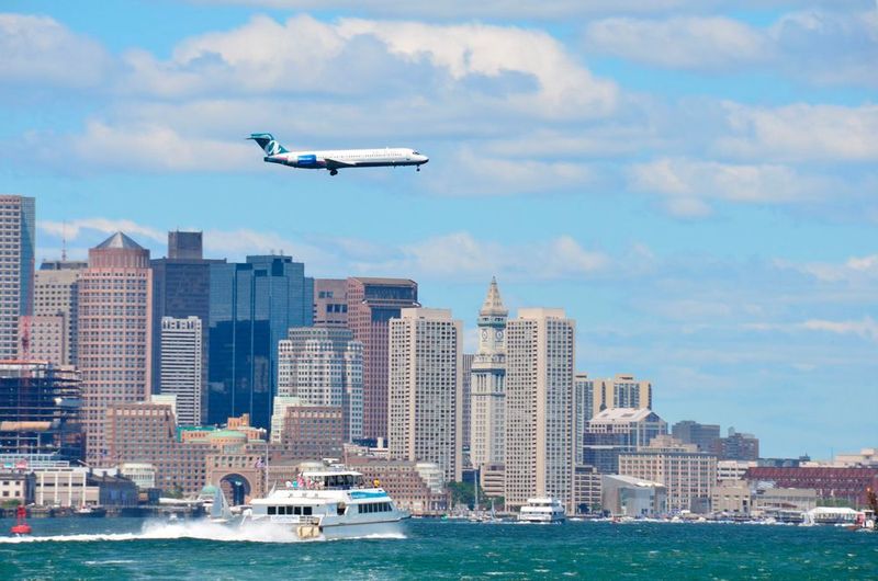 Boston war eine der ersten Städte in den USA, die ein Büro für Innovation einrichtete. Dieses engagiert sich in einer Reihe von Projekten zur Verbesserung der Lebensqualität der Bewohner - von der Einführung einer Smartphone-App, die aktuelle das sichere Fahren fördern soll, bis hin zur Entwicklung von Strategien für das autonome Fahren in naher Zukunft. Die Stadt startete ihre Kampagne Go Boston 2030, um den öffentlichen Nahverkehr in den neuen Beschäftigungszentren der Stadt zu verbessern. Teil der Initiative ist die Einrichtung digitaler Kioske und Neighborhood Mobility microHUBs, um die Bewohner über die besten öffentlichen Verkehrsmittel zu einem bestimmten Zeitpunkt zu informieren. Boston ist nach Angaben des American Council for an Energy-Efficient Economy außerrdem die energieeffizienteste Stadt in den USA. 2014 wurde dort ein Datenanalyse-Team etabliert, das die Aufgabe hat, die Verwaltung städtischer Ressourcen zu verbessern. Außerdem kooperieren das Startup nuTonomy und der Mobilty-Anbieter Lyft im Rahmen eines Pilotprogramms, das den Einsatz autonomer Taxis in Boston testet.   (gemeinfrei)