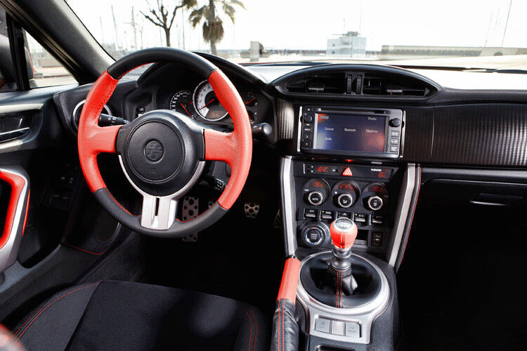 Der Innenraum ist wahlweise in Schwarz oder Schwarz/Rot erhältlich. (Foto: Toyota)
