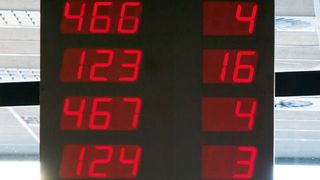 Dieses gewohnte Bild bleibt wohl noch lange erhalten. Denn die onlinebasierte Neuzulassung und Ummeldung kommt voraussichtlich erst im zweiten Halbjahr 2019.  (Bild: © ghazii - stock.adobe.com)