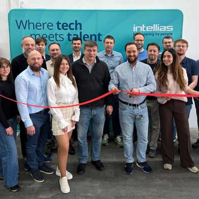Feierliche Eröffnung: Intellias nimmt in Ingolstadt seine neue, nach TISAX Assessment Level 3 zertifizierte Test- und Entwicklungseinrichtung in Betrieb. (Bild: Intellias)