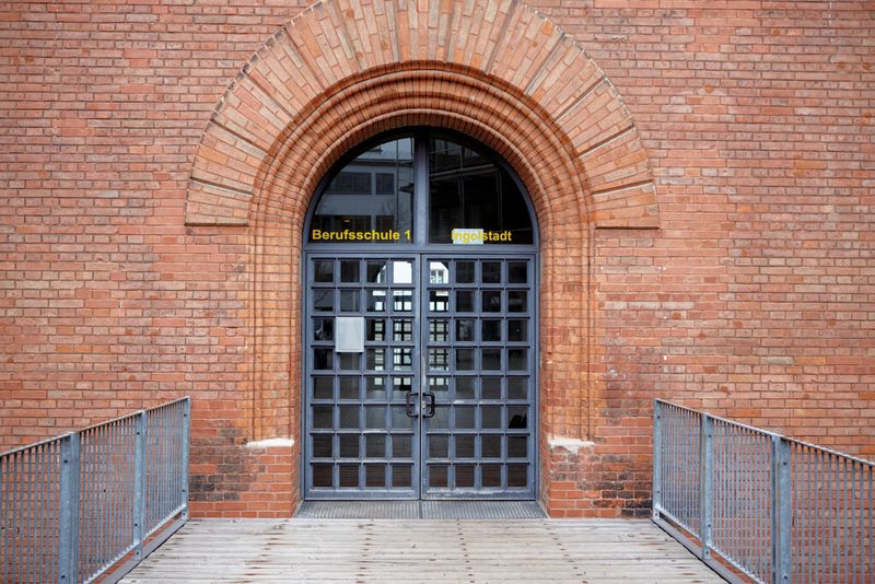 Die Berufsschule in Ingolstadt setzt auf das PSR-Trisafe-Schulungsmodul von Elabo Trainingssysteme, um den Schülern die Sicherheitstechnik praxisnah zu vermitteln. (Bild: Phoenix Contact)