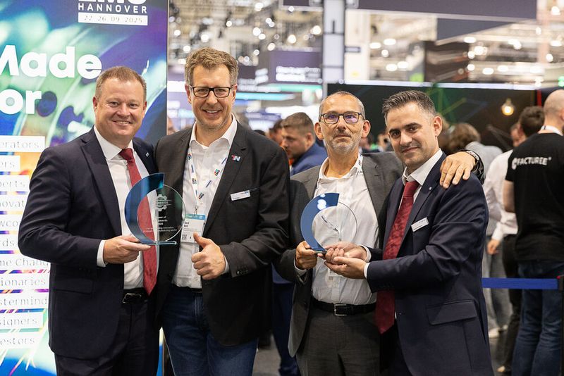 Gewinner von zwei MTI Awards 2025 (v. l. n. r.): Christoph Plüss, CTO United Machining Solutions; Gerd Bart, CEO Transaction-Network; Philippe Langel, Head of Charmilles; Adrien Rodrigues, Business Support Manager Charmilles. (Bild: copyright by thomas kunz)