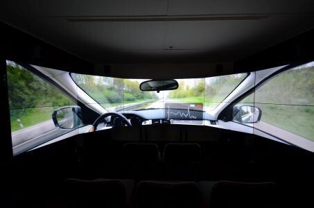 Die HALOsonic Suite im Test: sie vereint unterschiedliche Active Noise Management Technologien. Deren Ziel ist es, den Geräuschpegel im Fahrzeug zu senken und den Klang im und außerhalb des Autos aktiv zu gestalten.  (Harman)