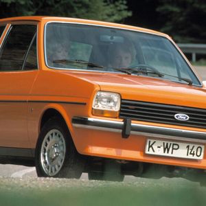 Der Ford Fiesta feierte 1976 Premiere. Mit dem quer eingebauten Motor und Frontantrieb wich Ford vom bisherigen Antriebskonzept innerhalb des Konzerns ab. Es enstanden mehr als eine Million Stück von der ersten Generation.(Bild:  Ford)