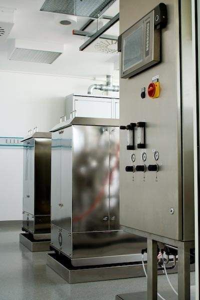 3 Im Mai in Betrieb genommen: Der in Zusammenarbeit mit Sartorius Stedim Biotech entwickelte 100 Liter-Photobioreaktor ... (Archiv: Vogel Business Media)
