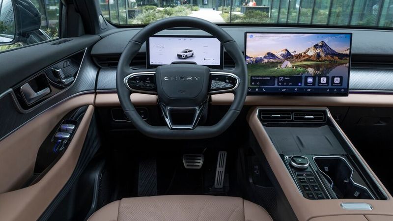 Der Innenraum des Tiggo 9 ist im typisch chinesischen E-Auto-Layout gehalten. (Bild: Harald Dawo/Chery)