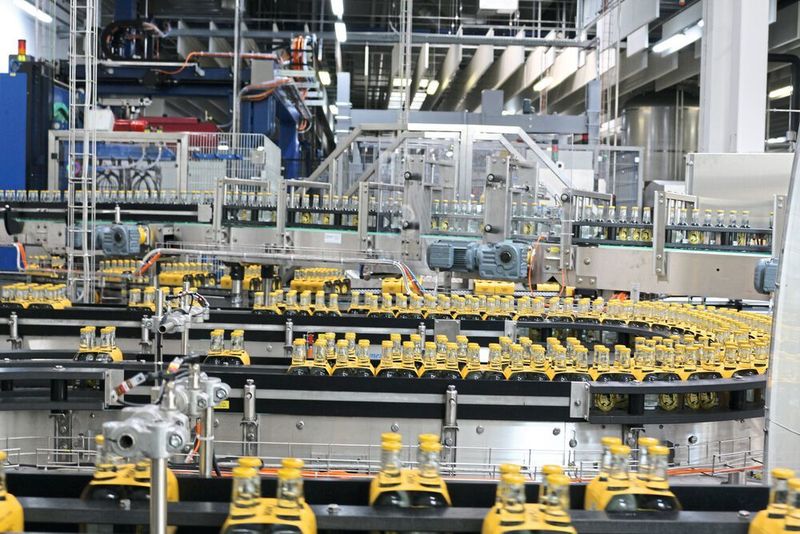 Druckluft findet sich überall im Betrieb. Sie dient als Antriebsenergie sowie als Steuerungsluft für Ventile und Zylinder. (Almig Kompressoren)