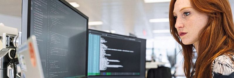 Data Analytics: Gefragt sind Mitarbeiter, die Daten in Unternehmen geschickt auswerten und sie der Firma zur Verfügung stellen. Unterstützt werden sie von passenden Softwaretools. Data Analytics: Gefragt sind Mitarbeiter, die Daten in Unternehmen geschickt auswerten und sie der Firma zur Verfügung stellen. Unterstützt werden sie von passenden Softwaretools.
