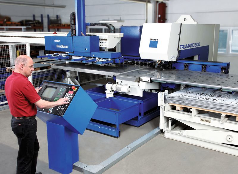 Mit CNC-Maschinen werden die Blechteile für die Tiefkühltruhen und -schränke ausgeschnitten.  (Bild: GFL)