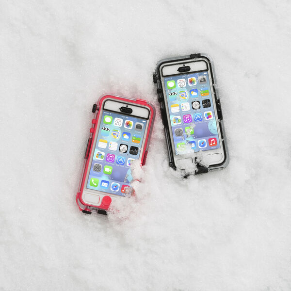 Das Survivor + Catalyst Waterproof Case von Griffin eignet sich ideal für alle Wintersportler, die Ihr iPhone unterwegs vor Schnee und Matsch schützen wollen. (Bild: Griffin)