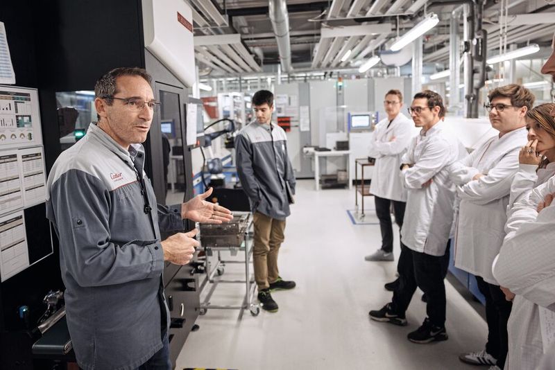 Le site de Glovelier a diversifié ces activités mais l'étampage est son savoir-faire historique. Du dessin technique au traitement thermique, en passant par la fabrication des matrices, tout est fait dans l'atelier. (Source : Guillaume Perret / Cartier)