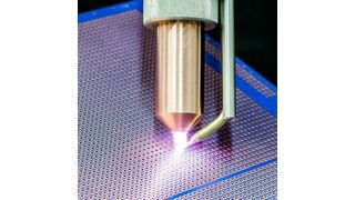 Die Position des Plasmastrahls kann durch einen Roboter in x-, y- und z-Richtung gelenkt werden kann. Dies ermöglicht eine sehr exakte Abscheidung des Flussmittels in den zu lötenden Bereichen. (Bild: Reinhausen Plasma)