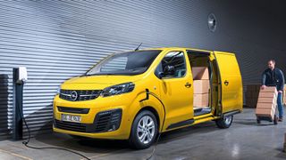 Die Selbstverpflichtungen der Kurier-, Express- und Paketbranche (KEP) zu klimaschonender Auslieferung dürften ein wesentlicher Treiber für den Absatz batterieelektrischer Transporter sein. (Bild: Opel)