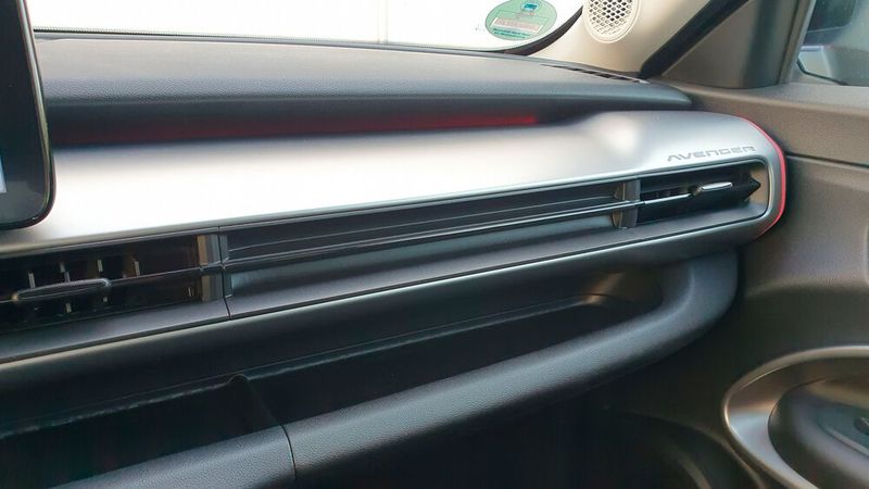 10. Die Materialien: Bei der Haptik gibt es beim Avenger einen Abzug in der B-Note. Jeep hat etwas zu viel Hartplastik verbaut, auch wenn er das optisch recht gut kaschiert hat. (Bild: Mauritz – VCG)