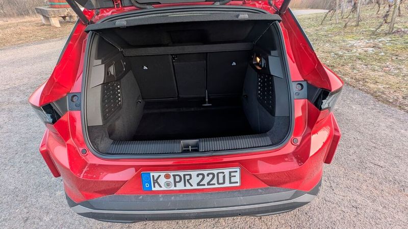 Der Kofferraum: Der auffallend tiefe Kofferraum des Scenic E-Tech schluckt 545 Liter. Klappt man die Rücksitze um, wächst das Volumen auf 1.670 Liter. Eine elektrische Heckklappe gehört zur Serienausstattung. Renault-typisch ist die Ladekante leider sehr hoch.  (Bild: Mauritz – VCG)