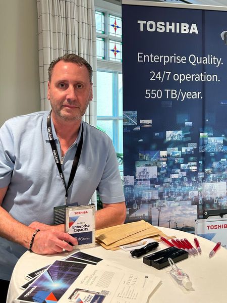 Tony Matt ist der Ansprechpartner der TOSHIBA auf der Messe. (Bild: Boston)