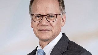 „Steigen die Kosten für die fossilen Energieträger, insbesondere die Kosten für die Emissionszertifikate, sinken die Differenzkosten der klimaneutralen Technologien gegenüber den konventionellen und entsprechend sinken deren Ausgleich“, so VDI-Experte Professor Harald Bradke. (Bild: VDI)