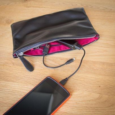 Radbag.de bietet eine Handtasche mit integriertem Ladegerät (per Mikro-USB und Lightning) für Smartphones an. Kostenpunkt: 34,95 Euro (www.radbag.de)