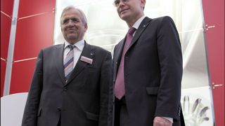 Makino-Europa-Verkaufsleiter Uwe Speetzen und Geschäftsführer P. Anders Ingemarsson setzen für die Unterstützung südeuropäischer Kunden auf das neue Technologiezentrum in Cavenago (Italien).  (Bild: Fouhy)