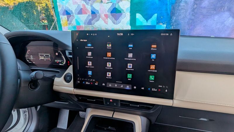 The operating concept is also completely new: the rotary/push button has been replaced by a touchscreen, which is 15.6 inches in size in the Homura version tested. (Image:Mauritz - VCG)