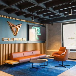 Innen soll der Lounge-Charakter zum Verweilen einladen.(Bild:  Feser-Graf)