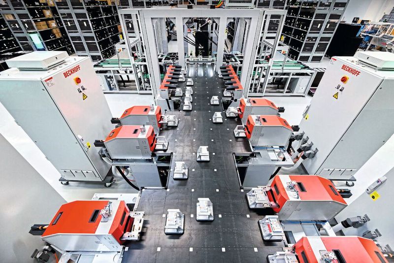 Platz 3: Das Planarmotorantriebssystem XPlanar von Beckhoff ermöglicht einen Produkttransport mit echten 6D-Mover-Bewegungen, wie hier in der Beckhoff Klemmenfertigung. (Bild: Beckhoff)