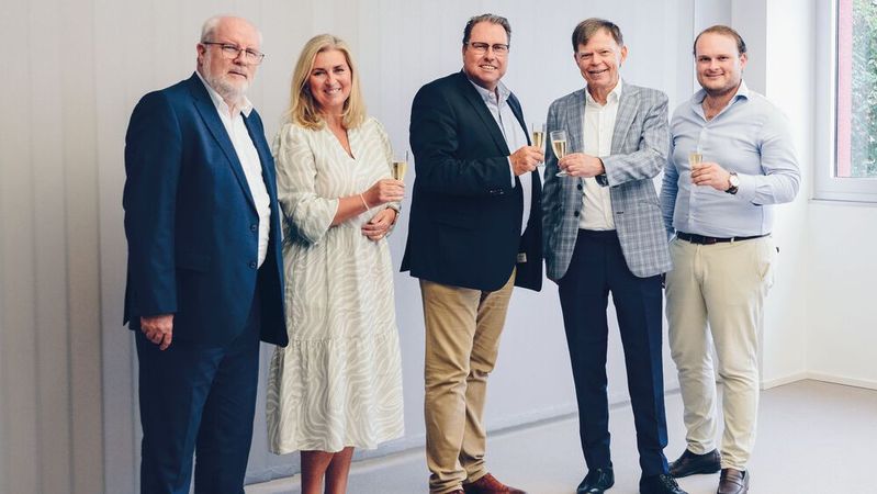 Feiern die Übernahme: (v.l.) Oliver Lewerentz (Kaufmännischer Leiter Herth+Buss), Claudia Helms (Assistenz der Geschäftsführung Busching), Andreas Busching (Geschäftsführer Busching), Holger Drewing (Geschäftsführer Herth+Buss) und Jens Drewing (Geschäftsführer Herth+Buss).(Bild:  Herth-Buss)