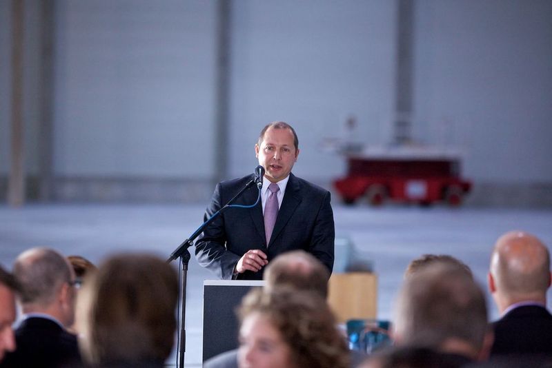 Stephan Dalbeck, First Vice President Automotive der Prologis Germany Management GmbH, hält die Richtfest-Rede für das Logistikzentrum im Prologis-Park Leipzig-Plaußig, in das der Logistikdienstleister Ceva bis November einziehen will. Bild: Prologis/Herschelmann (Archiv: Vogel Business Media)