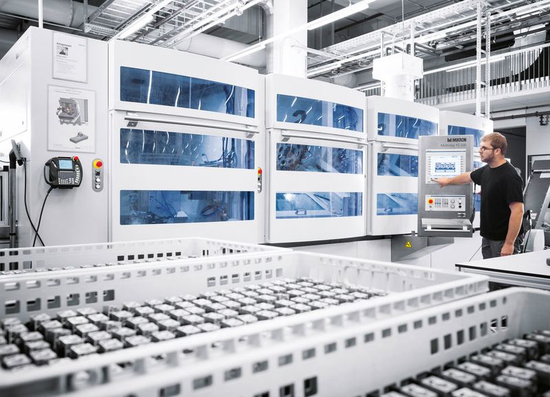 Blick in die Technologiefabrik von Festo in Scharnhausen: Die einzelnen Prozessschritte der Fertigung von Ventilgehäusen wie Sägen, Bearbeiten, Entgraten (Entfernen von Kanten) und Waschen erfolgen in verketteten Anlagen. (Bild: Festo)