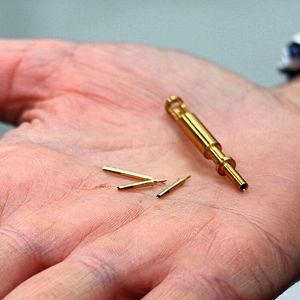 Feindreh est spécialisée dans les pièces tournées aux géométries fines et aux diamètres allant de l'épaisseur d'un ongle à celle d'un doigt.(Source :  KNOLL)
