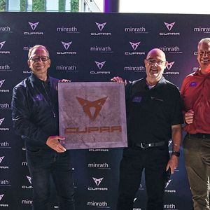 Der traditionelle Willkommensgruß von Seat Deutschland für einen neuen Standort: das Cupra-Emblem. Im Bild: (v. l.) Minrath-Geschäftsführer Thomas Borusiak, Jochen Ebel, Regionalleiter West von Seat Deutschland, und Christian Janßen, Gebietsleiter Vertrieb.(Bild:  Minrath)