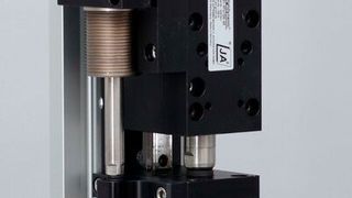 Magnetischer Aktuator mit linearem Kraftverlauf als Gewichtskraftkompensation bei vertikalen Bewegungen. Zu sehen auf der Motek: Die MagSpring mit passenden Adaptern an einem HighDynamic Linearmotormodul HM01 angebaut: Die 5 kg Masse schwebt. (JA2 GmbH)