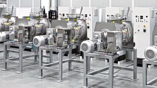 Die fünf Lödige Pflugscharmischer Typ FM 300 mit den Nord-Flachgetrieben sollen entlang der Prozesskette trockene Premixe vorproduzieren, die dann in den großen Mischern weiterverarbeitet werden. (Gebr. Lödige Maschinenbau GmbH)