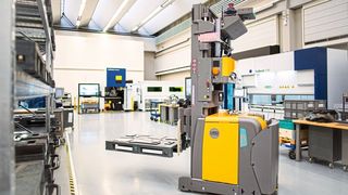 Das fahrerlose Transportsystem liefert Material für den nächsten Arbeitsschritt an der Biegemaschine. So spart der Bediener Zeit und steigert die Effizienz in der Produktion.  (Bild: Trumpf)