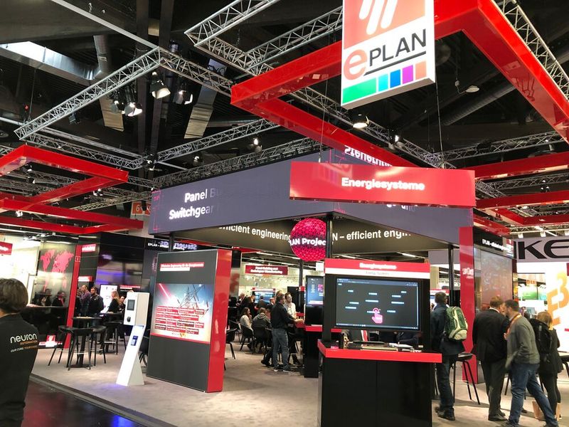 Am Stand von Eplan konnten sich die Besucherinnen und Besucher beispielsweise einen Eindruck davon verschaffen, wie mittels Smart Mounting ein effizienter Schaltschrank-Aufbau aussehen kann. Kern des Ganzen ist eine Software, die Schaltschrankmonteure und Fertigungsmitarbeiter Schritt für Schritt durch die Montage von Tragschienen, Kabelkanälen und elektrotechnischen Komponenten leitet. Hierzu kommt auch eine 3D-Visualisierung zum Einsatz, die auf einem digitalen Zwilling des Schranks basiert. (Bild: Vogel Communications Group)