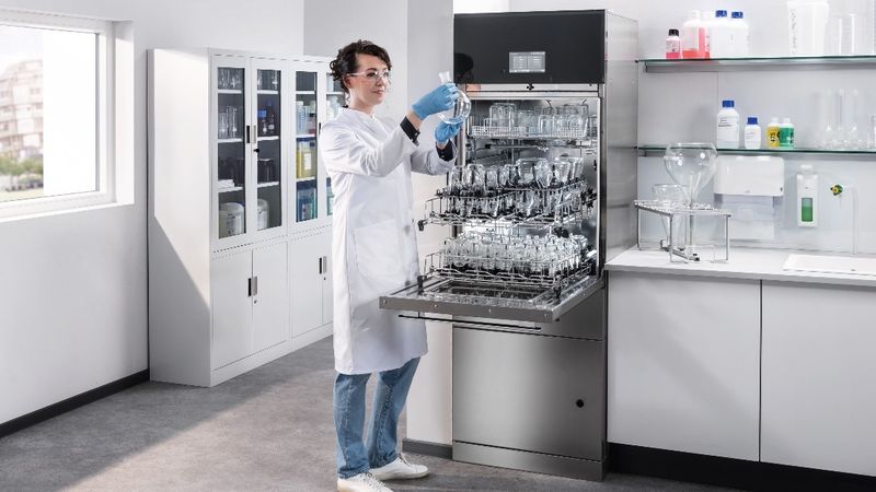 Welche Anforderungen gelten für die Glasreinigung in pharmazeutischen Laboren? Das Miele-Webinar am 9. Dezember 2026 gibt Einblicke in regulatorische Vorgaben und qualitätsgesicherte Prozesse.(Bild:  Miele)