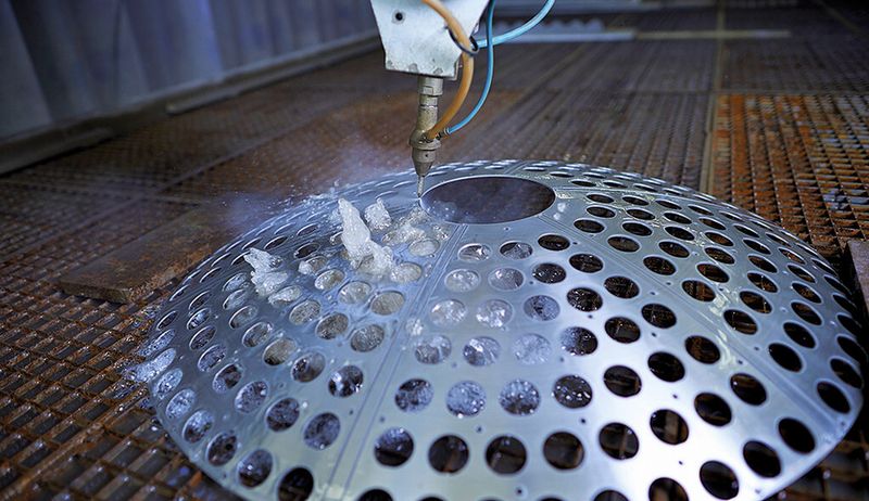 Das 3D-Wasserstrahlschneiden ermöglicht auch komplexe Strukturen zu bearbeiten. (Waterjet)