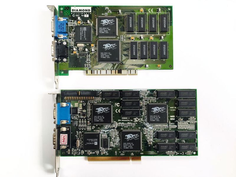 Diamond 3dfx Voodoo von 1996 und eine Voodoo-2-Referenzkarte von 1998. Beide waren reine 3D-Beschleuniger, die das Signal einer zusätzlichen 2D-Karte durchschleiften.  (Vogel IT-Medien)