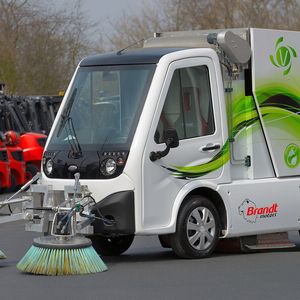 Die kompakte Hybrid-Kehrmaschine Val’Air mit elektrischem Fahrantrieb von Linde MH eignet sich vor allem für den Einsatz in Innenstädten und auf Werksgeländen. Neben dem elektrischen Antriebsmotor verfügt die Kehrmaschine Val’Air zudem über einen kleinen Verbrennungsmotor zum Betrieb der Bürsten und des Förderbands, das den Schmutz in den Sammelbehälter befördert.