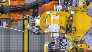 Falls ein Roboter Biegeaufgaben übernimmt, können die Daten für den Prozess ohne die Programmierung des Roboters verarbeitet werden. (Transfluid)