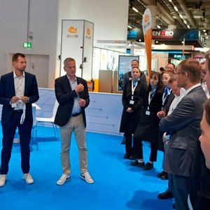 Hier begrüßt ZDK-Präsident Arne Joswig (Mitte) die Mitarbeiter am ZDK-Stand. (Bild:  Doris S. Pfaff - VCG)