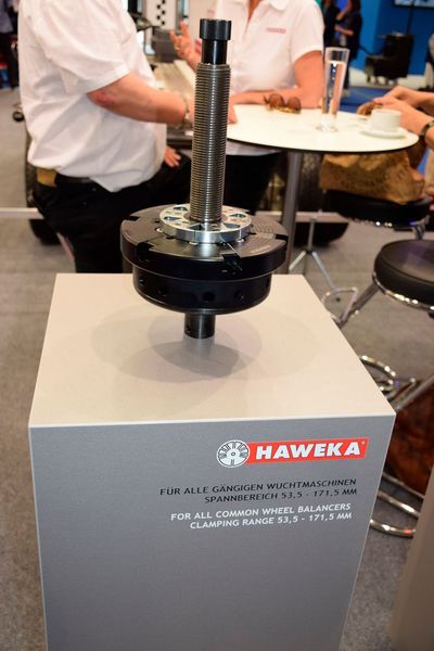 Die neue „Quick-Hub“ spannt alle Felgen mit Nabenlöchern von 53,5 bis 171,5 Millimetern. (Holz / »kfz-betrieb«)